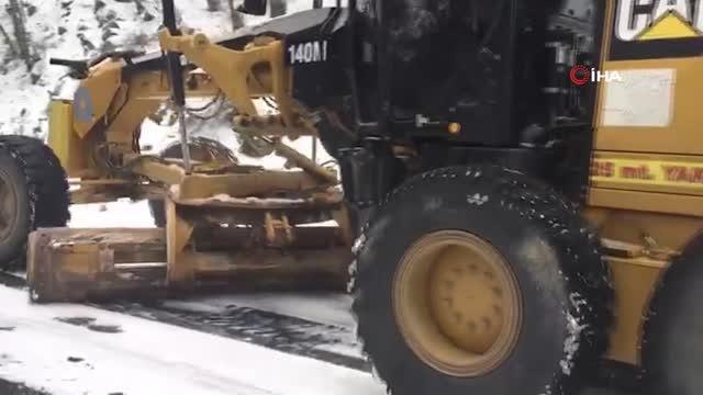 Antalya'da kardan kapanan yollarda çalışma