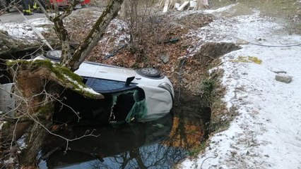 Dere yatağına devrilen otomobilin sürücüsü hayatını kaybetti