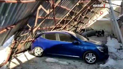 Malatya'da kar kütlesine dayamayan oto parkın çatısı ikiye ayrıldı