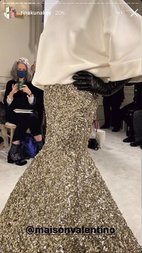 Tina Kunakey a assisté au défilé Valentino, collection Haute Couture printemps-été 2022 à Paris. Le 26 janvier 2022.