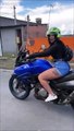 Elle fait la belle à moto et va vite le regretter