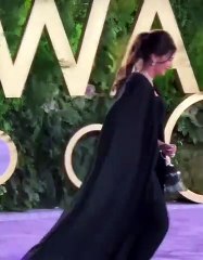 دنيا سمير بجمبسوت أسود في حفل joy awards