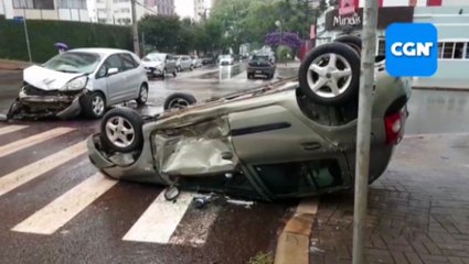 Clio capota após colisão com Honda Fit na Rua Mato Grosso