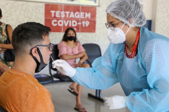 Falhas na vacinação e sem busca ativa, vereadora culpa gestão de Tyrone por aumento de casos de Covid-19