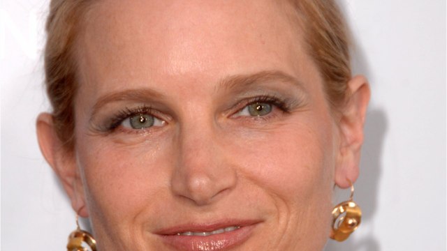 VOICI : Bridget Fonda métamorphosée : vingt ans après son dernier film, l'actrice est méconnaissable