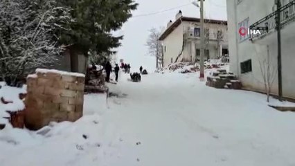 Sokaklar kayak pistine döndü... Vatandaşlar poşet, leğen ve kızaklarla karın keyfini çıkardı