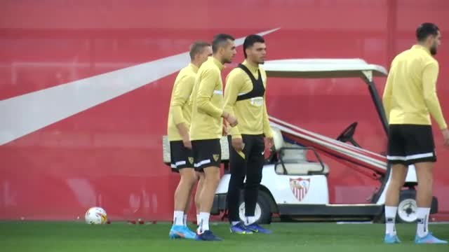 Joan Jordán, centro de todas las miradas en el entrenamiento del Sevilla