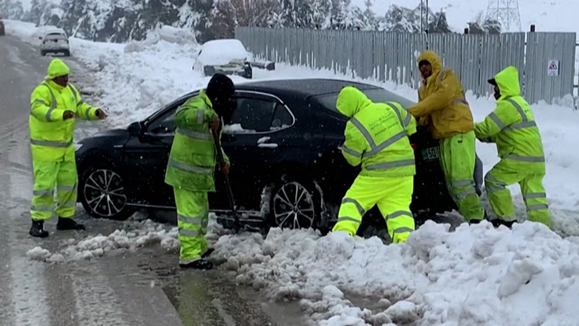 Vehicles rescued from heavy snow in Jordan - video Dailymotion