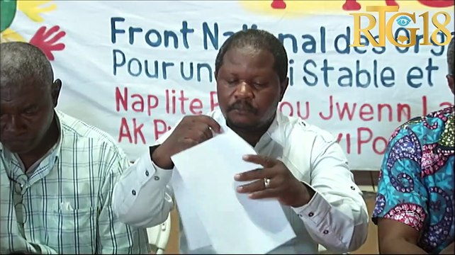 Rosemond Jean prezante yon petisyon ki pwopoze yon gouvènman militè ki pou vin rezoud kriz la.