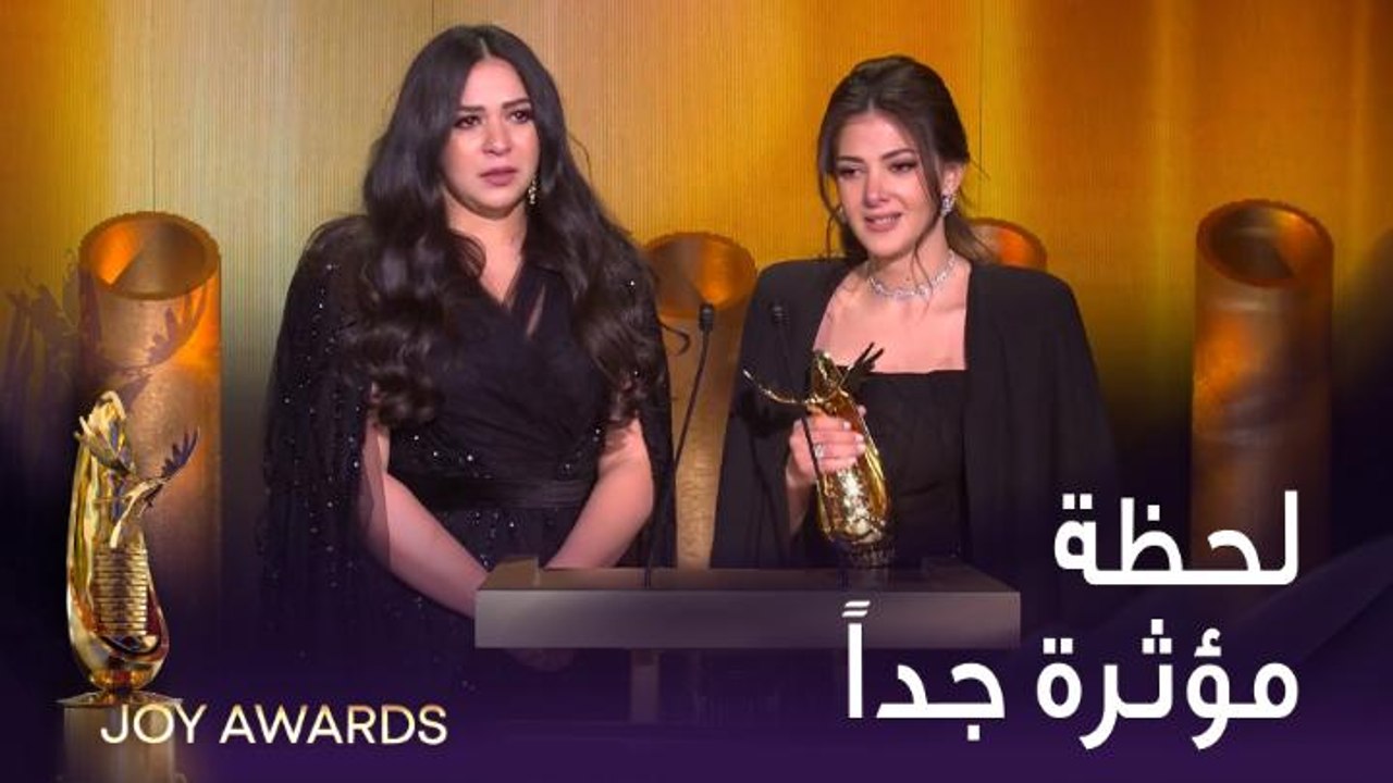 بكاء دنيا وإيمي سمير غانم في موقف مؤثر على مسرح...