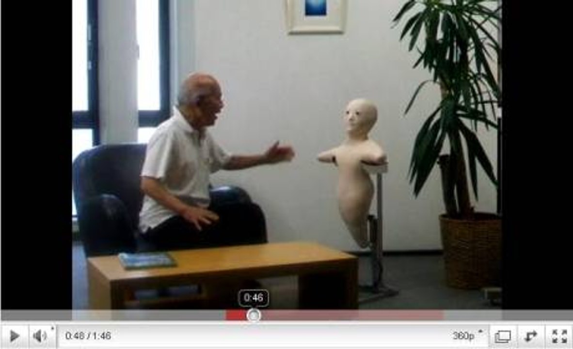 Telenoid R1 : le robot humanoïde qui imite les mimiques de vos correspondants