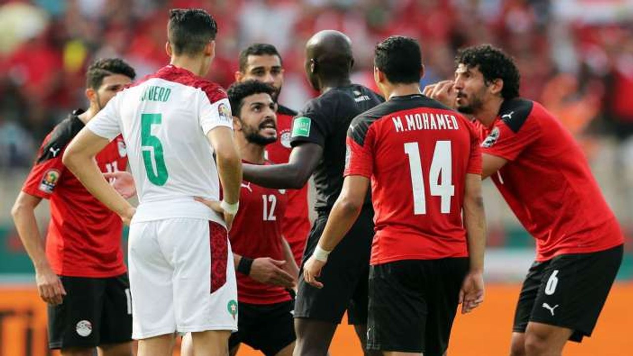 «كاف» يحقق في أحداث مباراة مصر والمغرب.. وحكم «القاضية» ممنوع من لقاء الكاميرون
