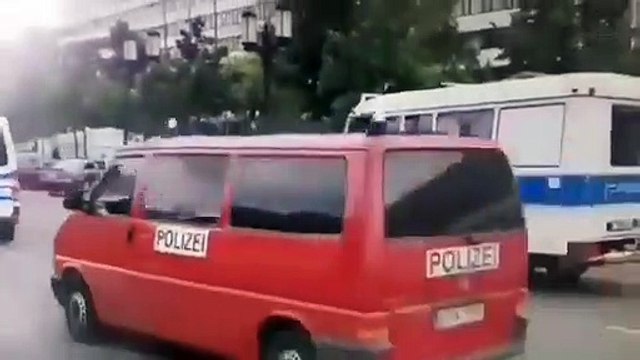 Les policiers allemands n'utilisent pas la bonne technique pour déplacer un cylindre en bois