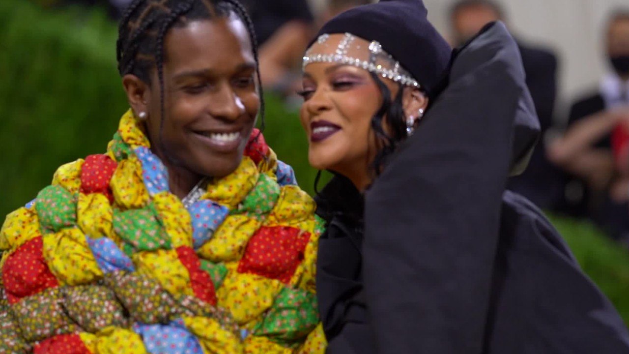 VOICI - Rihanna est enceinte : la star dévoile son baby bump aux côtés de son compagnon A$AP Rocky