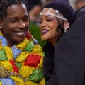 VOICI - SOCIAL Rihanna est enceinte : la star dévoile son baby bump aux côtés de son compagnon A$AP Rocky