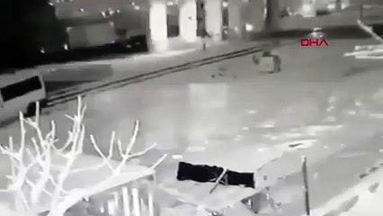 Trenin çarptığı minibüsten son anda atlayarak kurtuldu