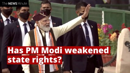 Скачать видео: IAS cadre rule: Why is PM Modi accused of damaging federalism? | Let Me Explain