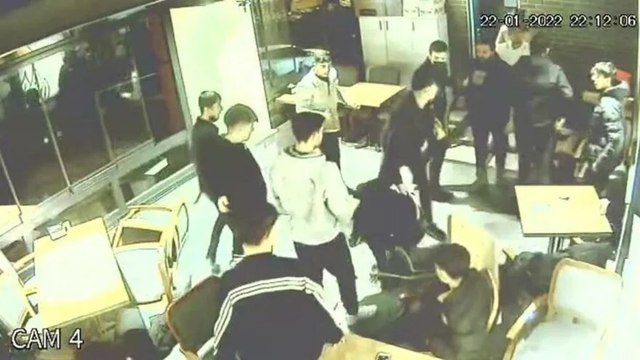 Arkadaşların hırsızlık kavgasında yumruklar havada uçuştu