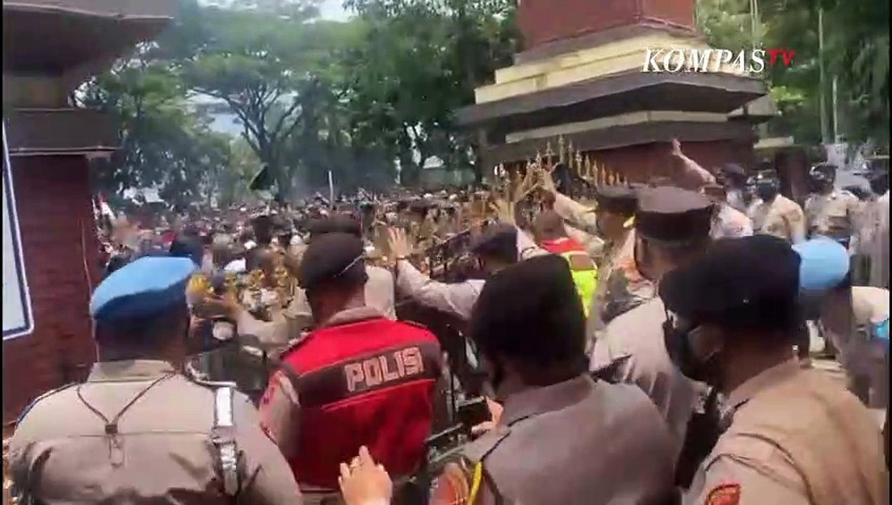 Anggota Ormas Tunggangi Patung Maung Lodaya Mapolda Jabar Diringkus! Ini Tampangnya..