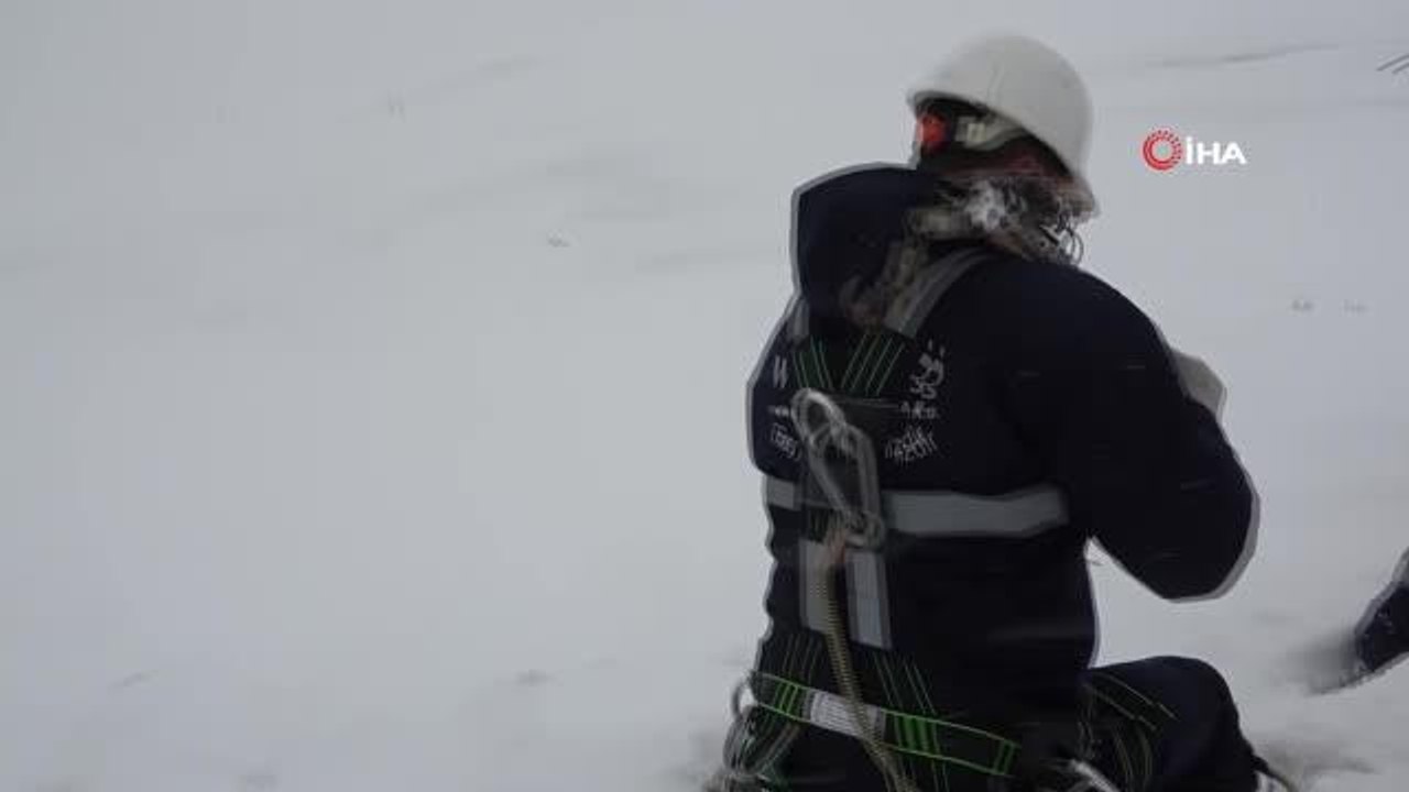 VEDAŞ ekiplerinin 2 metrelik karda zorlu kış mesaisi