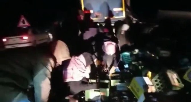 Tır devrildi, yoldan geçenler yardıma koştu