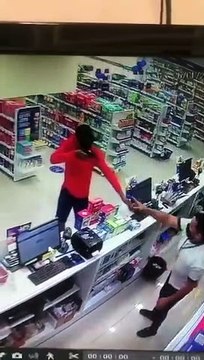 Meliante com arma em punho realiza assalto em farmácia no Centro de Catolé do Rocha