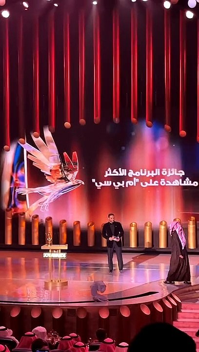 شاهد: تركي آل شيخ يُمازح رامز جلال خلال تسلمه جائزة joy awards