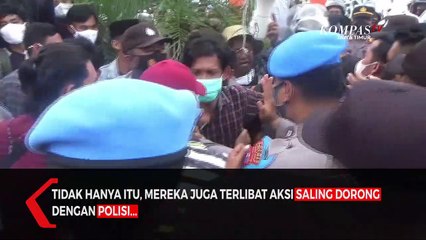 Demo Ricuh Mahasiswa Loncati Pagar Kantor Pemkab Cari Bupati Sumenep