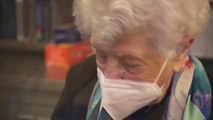 Una anciana de 100 años sirve cafés en un hospital de Londres