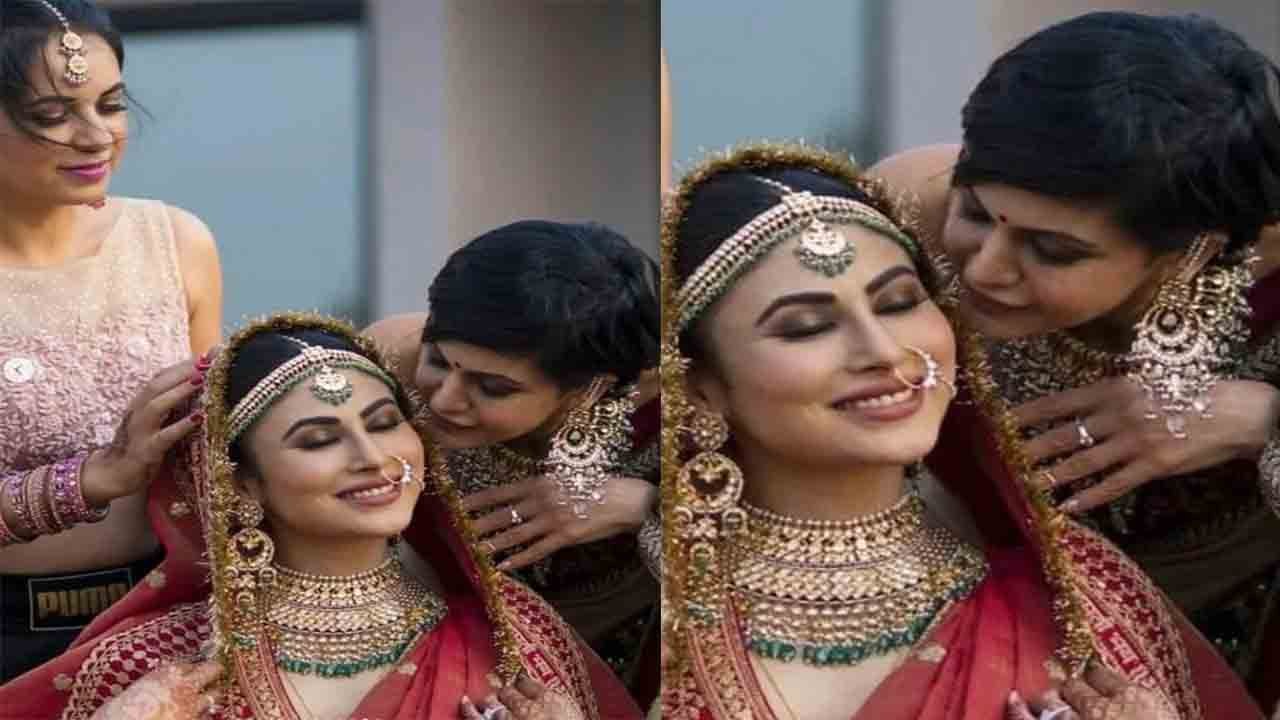 Mouni Roy का Bengali wedding look देख Mandira Bedi ने कानों में बोल दी  ये बात | FilmiBeat