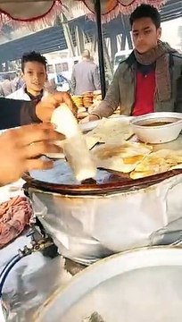 حمودي بيعمل أغرب فطار في سوق الجمعة.. فطيرة بالبسبوسة ومعاها هريسة: كل وحلي بـ5 جنيه بس