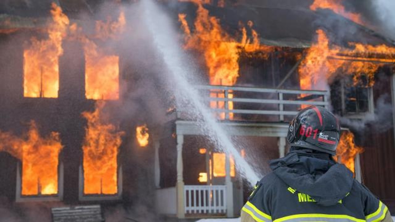 Twitch yayıncısının canlı yayında evi yandı! Yangın dumanları anbean canlı yayın kamerasına yansıdı