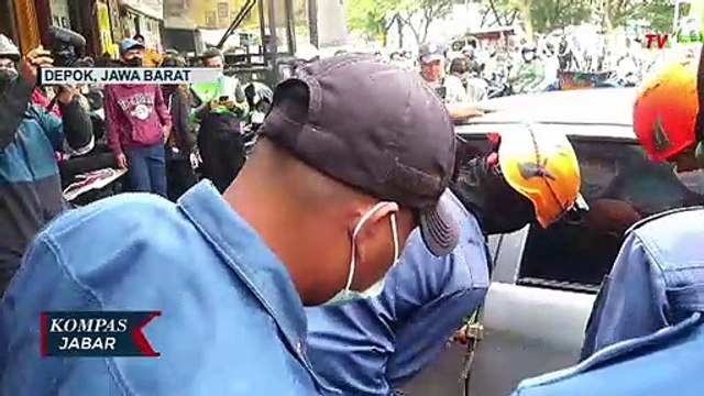 Evakuasi Balita Terkunci Didalam Mobil