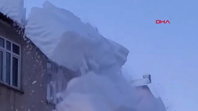 Çatıda biriken kar yığınları, çığ gibi düştü