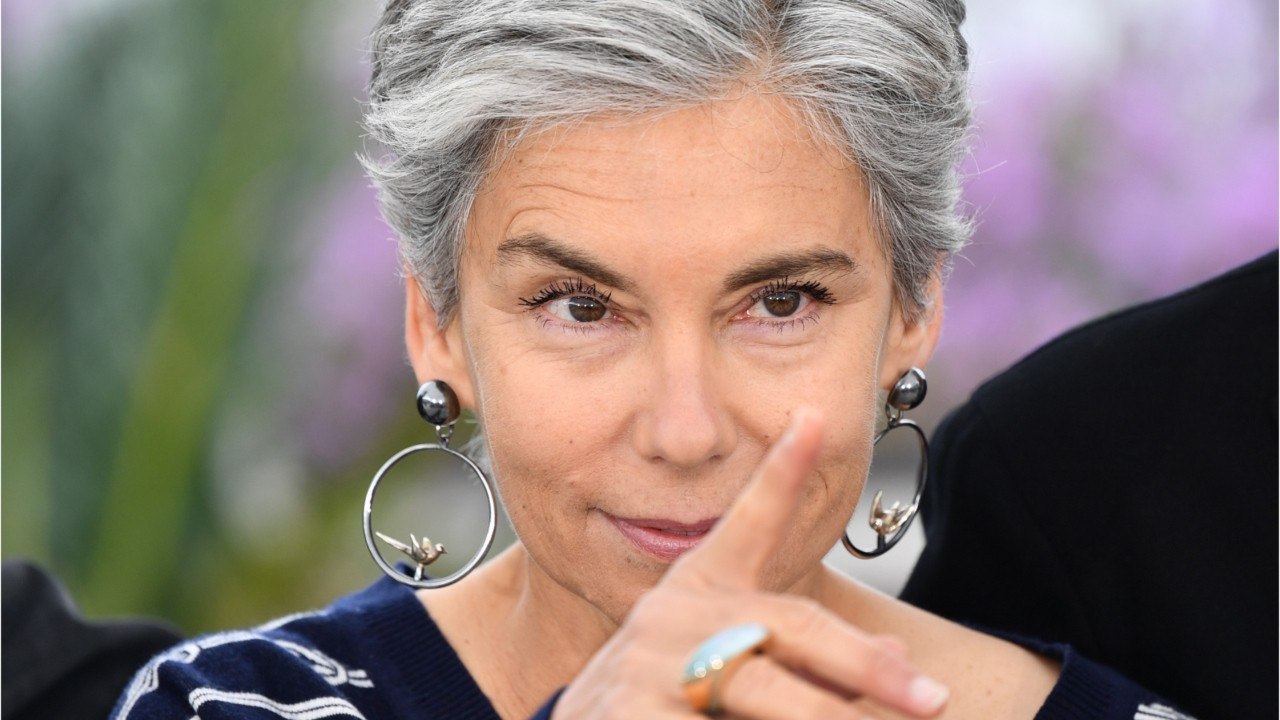 VOICI : Elisabeth Quin "quasiment aveugle" : comment l'animatrice de 28 Minutes a perdu ses capacités visuelles