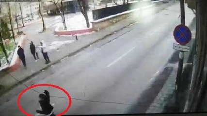 MİNİBÜSÜNE KAR TOPU ATANLARI UYARMAK İÇİN İNDİ; BIÇAKLANDI