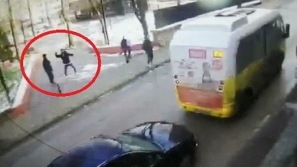 Minibüsüne kar topu atanları uyarmak için indi; bıçaklandı