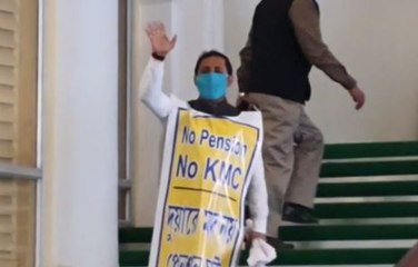 'নো পেনশন নো কে এম সি' প্ল্যাকার্ড ঝুলিয়ে টাউন হলের সামনে বিজেপি কাউন্সিলর সজল ঘোষ