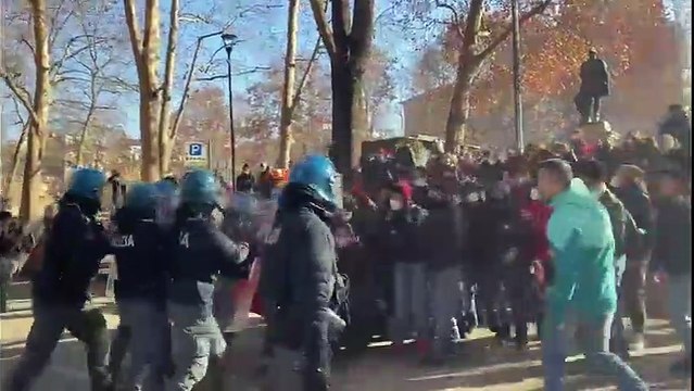 Scontri studenti-polizia, tensione a Torino