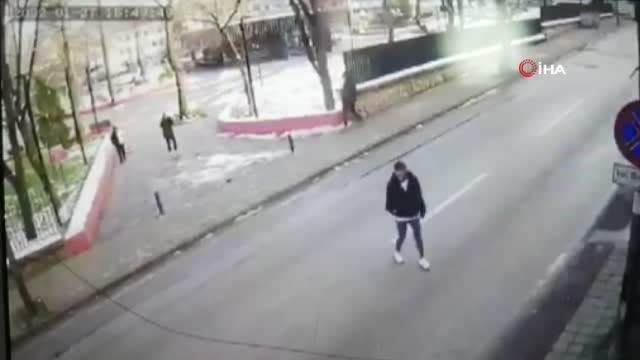 Otobüse kartopu atan çocukları kovalayan otobüs şoförünün bıçaklandığı anların görüntüleri ortaya çıktı