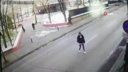 Otobüse kartopu atan çocukları kovalayan otobüs şoförünün bıçaklandığı anların görüntüleri ortaya çıktı