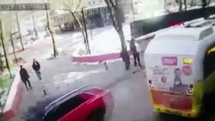 Bursa'da arabasına kartopu atanları uyaran dolmuşçu bıçaklandı!