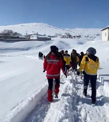 KARA SAPLANAN AMBULANSI KAMYONETLE ÇEKTİLER