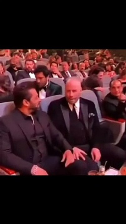 بوسي شلبي تغازل جون ترافولتا: أنت أيام شبابي الحلوة