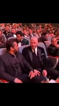 بوسي شلبي تغازل جون ترافولتا: أنت أيام شبابي الحلوة