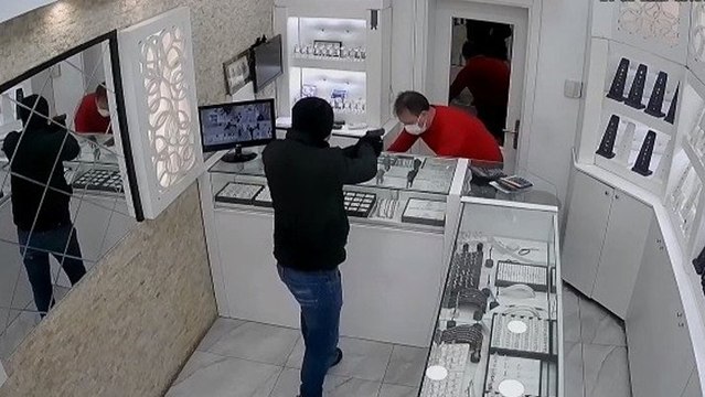 İzmir’de kuyumcuyu soyan zanlı kıskıvrak yakalandı