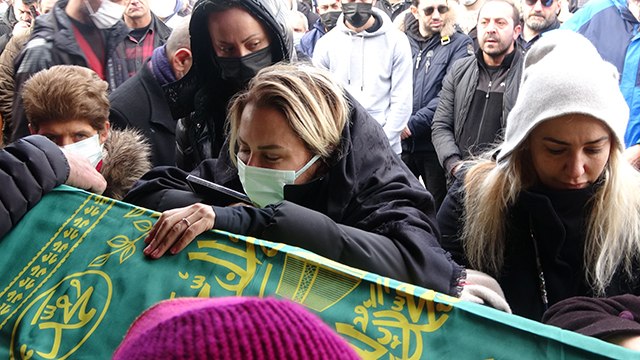 Ece Erken eşinin tabutunun başında gözyaşı döktü