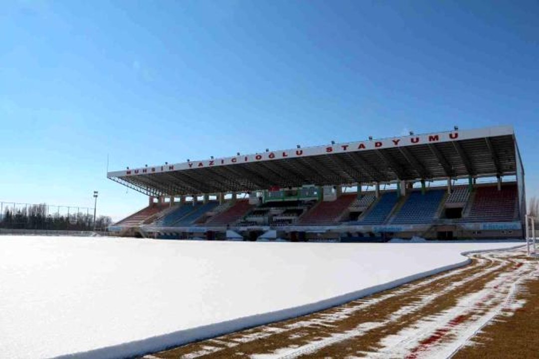Sivas Muhsin Yazıcıoğlu Stadı maç için kardan temizleniyor