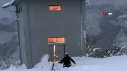 Patlamadan saniyelerle kurtuldular! Elektrik arıza ekibi müdahaleye gittiği trafoda patlama