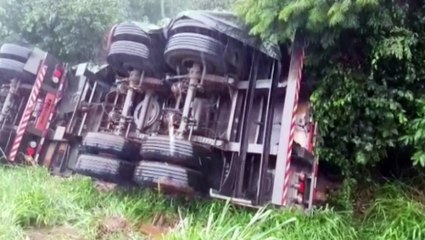 Tombamento de carreta é registrado na rodovia BR-277